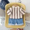 2024 Nuevo Verano Niños Cuello Redondo Letra Vertical Manga Corta Mezclilla Algodón Pantalón de Cinco Cuartos Conjunto de Dos Piezas Fabricante Venta al por Mayor