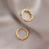 Aretes de Aro Lisos Dorados para Mujer, Lujo Accesible, Aretes Elegantes de Alta Gama, Aretes de Aro Novedosos Populares de Nicho Únicos 2025