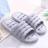 Chinelos de banho para casa, vazando, para homens e mulheres, ocos, antiderrapantes, sola grossa, para interior, de casal, de plástico, chinelos de verão