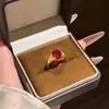Anel rubi elegante e luxuoso estilo coreano para mulheres, anel geométrico em formato de diamante, moderno cravejado com zircônia, acessório de mão totalmente em diamante