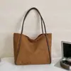 Comercio exterior popular retro terciopelo bolsa grande mujer nueva casual gran capacidad bolsa de mano para ir al trabajo nicho bandolera de un hombro moderno