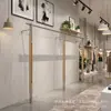 Tienda de Ropa Estante de Exhibición Color Madera Perchero de Pared de Acero Inoxidable Perchero de Pie Estante para Ropa Tienda de Ropa para Mujeres