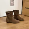 Botas Curtas Aumentadoras de Altura Estilo Coreano Botas de Moda em Camurça para Mulheres Outono/Inverno 2026 Bico Redondo Sola Grossa Botas de Meia-Canela Fivela Marrom