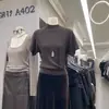 ¡Simplicidad estilo coreano! Nuevo modelo 2026, cuello semi-alto con detalle de cinta, diseño texturizado, tejido suave y versátil de manga corta para mujer