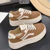 Tênis de Lona com Cadarço em Couro Genuíno 2026 Outono/Inverno Novos Sapatos Versáteis Femininos Sola Grossa Aumenta Altura Sapatos Brancos Tênis Esportivos Casuais
