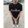 Camiseta masculina de verão simples com logo bordado de letras, manga curta, design tridimensional nos ombros, gola pequena canelada e manga curta.
