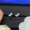 Pendientes de botón con letras y logo de marca de lujo europea y americana transfronteriza, versión de alta gama nueva, pendientes de trébol de cuatro hojas con aguja de plata para mujer, venta al por mayor