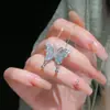 Quebrando o Casulo para se Tornar uma Borboleta~ Colar Borboleta Gelo-Cristalino para Mulheres, Design de Nicho, Corrente para Clavícula, Colar de Alto Valor Estético