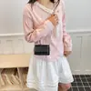Bolso Femenino de Moda con Patrón de Cocodrilo 2026 Nuevo Modelo Charol Láser Moda Elegante Cadena Simple Pequeño Cuadrado Versátil Mini