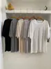 Camiseta Feminina de Verão 2026 com Bordas Desfiadas, Manga Curta, Fina e Confortável, Respirável, Modelo Soltinho e Casual