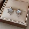Brincos de tarraxa quadrados em forma de estrela, banhados a ouro 18K sobre prata, requintados, para mulheres, versáteis e elegantes, com um toque de luxo leve e de alta qualidade