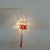 Linterna luminosa de personaje feliz estilo antiguo tejida a mano de bambú linterna de flores de mano linterna pequeña paquete de material DIY colgante venta al por mayor