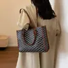 Bolso de gran capacidad de color de contraste para mujer 2023 nuevo estilo coreano estilo occidental portátil para el día a día bolso tote de textura de moda bolso de hombro para mujer