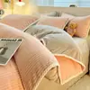 2026 Novo A-Class Qualidade Mãe e Bebê Espessado Jacquard Flocado Acabamento Leite Fleece Uso Doméstico Inverno Quente Conjunto de Quatro Peças Colcha