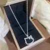 Colar de aço titânio com pingente de gato KT cravejado de diamantes, design de luxo leve estilo coreano, joia de corrente para clavícula de alta qualidade com zircônia para mulheres