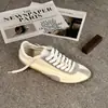Tênis de treinamento retrô de luxo leve de Guangzhou para mulheres, sapatos Forrest Gump de sola macia com painéis de couro, tênis esportivos casuais de cano baixo leves estilo coreano para mulheres