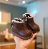 Botines Cortos para Bebé Niña 2026 Nuevo Otoño Más Terciopelo Botitas de Cuero Pequeñas Zapatos de Moda Casuales Suela Suave para Niñas Botas Martin para Niñas