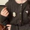 Lindo broche de cordero de peluche, diseño minimalista, de nicho y alta gama, moderno y exquisito, accesorio versátil para otoño e invierno, estilo de lujo ligero
