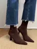Botas de tornozelo femininas de bico fino e salto fino, botas de camurça elásticas slim-fit de inverno, saltos altos estilo britânico retrô, elegantes botas de salto baixo (kitten heel)