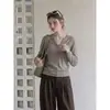 Camiseta gris de manga larga con cuello Henley en V para mujer, nuevo diseño ajustado para el otoño de 2026