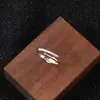 Anillo Ajustable Incrustado con Diamantes con Diseño de Brazo Retorcido, Estilo Lujo Ligero, Anillo Sencillo para el Día a Día, Joyería Versátil Transfronteriza al por Mayor
