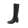 Botas justas elásticas da moda e simples estilo britânico de 4,5 cm de salto, novo modelo outono e inverno de 2026, bico redondo, salto grosso, botas longas acima do joelho