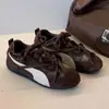 Couro macio, sapatos casuais confortáveis para mulheres, nova coleção de outono 2026, versátil, estiloso, respirável, com cadarço, estilo de treino alemão