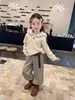 Conjunto de sudadera con forro polar para niña de otoño e invierno, nuevo estilo 2026, sudadera con capucha para bebé, pantalones deportivos cálidos a rayas, ropa de invierno para niños