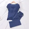 Conjunto simples de verão feminino: blusa de manga curta de modal com bojo no peito e calça reta. Pode ser usado como peça única ou como base.