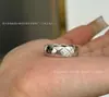 Anel de Alto Padrão com Padrão de Diamante em V, Ouro 18K de Luxo Leve com Diamantes, Empilhável Versão Larga e Estreita, Anéis de Casal Estilo Chanel