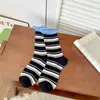 Artículos europeos nuevo nicho estilo extranjero color de contraste costura de rayas calcetines de tubo para mujer calcetines de rayas a juego de colores apilamiento simple de alta gama