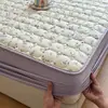 Faldón de cama acolchado con estampado de gasa de doble capa clase A, estilo pequeño y fresco, protector de colchón Simmons antideslizante totalmente cerrado, funda de faldón de cama~