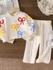 Outono 2025 Pronto para Vestir Meninas Estilo Casual Fofo Moletom de Manga Longa Damasco Decorado com Laço + Calça