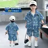 Conjunto de Verão Masculino Manga Curta Lindo e Charmoso Conjunto Jeans Duas Peças Infantil Estilo Novo 2026 Roupas Casuais de Verão para Bebê Menino