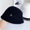 Sombrero de pescador de rizo simple elegante japonés para mujer otoño invierno elegante pequeño logo moderno sombrero de cubo versátil hace que la cara se vea más pequeña sombrero de cubo
