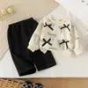 La nueva colección de primavera y otoño de Amazon: Conjunto infantil con sudadera de manga larga y pajarita y pantalones negros, casual y cómodo, disponible ahora