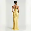 Vestido cruzado de alta gama INS europeo y americano con escote cuadrado, tirantes anchos, corte ajustado, abertura lateral fruncida, adecuado para reuniones anuales y banquetes nocturnos