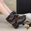 Botas de estilo nicho, botas empilhadas retrô Maillard para mulheres, botas de couro macio plissadas de cano médio, salto grosso, botas curtas da moda trendy