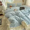 Juego de ropa de cama de cuatro piezas de terciopelo de leche con encaje y estampado de mariposas, engrosado para abrigar en otoño e invierno, incluye una funda de edredón de vellón de coral y un juego de sábanas de tres piezas