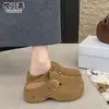Mules de couro genuíno com sola grossa, para aumentar a altura, com fivela e bico fechado, para mulheres, modelo outono 2026, sapatos slip-on estilo Birkenstock para uso externo