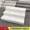 Los peldaños de escaleras para casas de autoconstrucción se pueden equiparar con luces sensoras, peldaños antideslizantes, baldosas de mármol