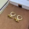 Pendientes de Plata de Ley 925 Ouyini Lujo Ligero Sensación de Alta Gama Brazaletes para Orejas Forma de Bola de Cereza Campana Diseño Versátil Pendientes de Botón Venta al por Mayor