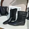Botas femininas europeias 2026 inverno novo modelo couro legítimo sapatos femininos com aumento interno de altura, botas curtas casuais versáteis, sapatos da moda trendy