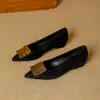 Fivela Quadrada de Metal Sapato Feminino de Boca Rasa Estilo Novo Primavera e Outono Salto Médio Chunky Bico Fino Slip-On Camurça Calçado Único