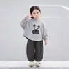 Conjunto para Meninas Outono 2026 Novo Fofo Moletom para Bebê Menina Conjunto de Duas Peças Roupas Listradas Casuais para Crianças Primavera e Outono