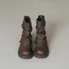 Botas de tornozelo plissadas retrô, nova coleção outono/inverno feminina, botas de sola grossa estilo Martin, botas com bico redondo e detalhe de fivela, e botas de montaria