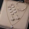 Pulsera Abierta de Flor de Zirconia de Doble Capa con Forma de Diamante, Pendientes de Diseño de Nicho de Moda y Exquisitos, Joyería de Lujo Ligero y Acabado de Alta Gama para Mujer