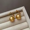 Zapatos Clásicos de Tacón Alto, Aretes Metálicos Cepillados Mate, Estilo Francés Retro de Nicho, Lujo Ligero, Aretes de Moda y de Alta Gama
