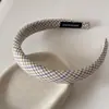 Diadema de Cuadros Morados de Caña Alta con Ala Ancha para Mujer, Versátil para Salidas de Principios de Primavera, Elegante Accesorio para el Cabello