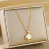Colgante de trébol de cuatro hojas de la suerte de venta caliente transfronterizo, microincrustado con circonita, collar de acero de titanio simple y elegante, collar de moda que no se decolora